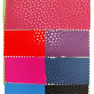 Качествен Pu Glitter Синтетична кожена ролка Добър модерни дрехи Затъмнение Факусна кожа Материя плетен нетъчен завършен